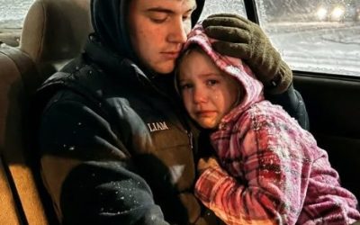 Mis padres adoptivos abandonaron a mi hermana de ocho años para que muriera congelada en Navidad; entonces ella me mostró el certificado de defunción que habían preparado para ella 😱❄️