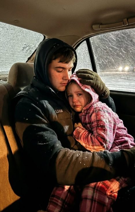 Mis padres adoptivos abandonaron a mi hermana de ocho años para que muriera congelada en Navidad; entonces ella me mostró el certificado de defunción que habían preparado para ella 😱❄️