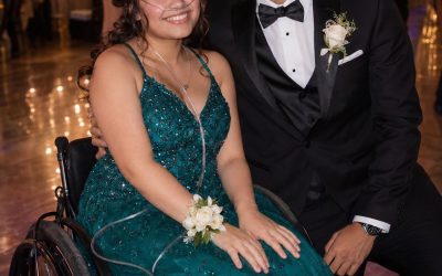 Los compañeros de clase de mi hija comenzaron a susurrar en el baile de graduación cuando el chico más popular de la escuela la invitó a bailar… pero entonces el director tomó el micrófono, y toda la sala se quedó paralizada