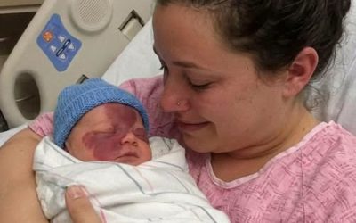 Llevé en mi vientre un bebé para mi hermana y su esposo, pero en el momento en que la vieron, lloraron: «Esta no es la niña que queríamos».