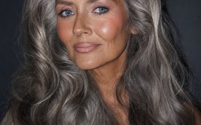 En la cena de mi 65 cumpleaños, mi esposo me exigió delante de todos los invitados que me tiñera el cabello gris. Entonces me levanté, me quité el anillo de bodas y lo puse en la mano de una mujer sentada a nuestra mesa