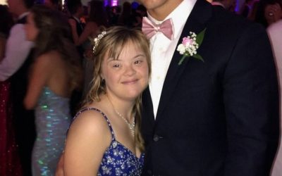 El mariscal de campo estrella invitó a mi hija con síndrome de Down al baile de graduación, pero cuando descubrí lo que había escondido en su esmoquin, me susurró: “Quédate callada por ella”.