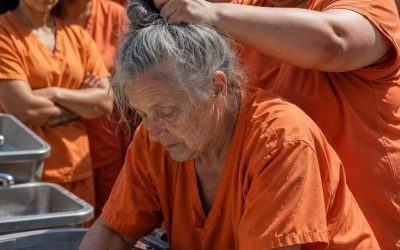 Una anciana reclusa lavaba la ropa tranquilamente en el patio de la prisión cuando la criminal más temida se acercó kara, la sujetó bruscamente por la cabeza y le hundió el rostro en un recipiente lleno de agua sucia y jabón kara