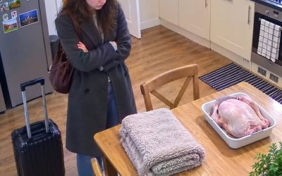Mi suegra me dijo que me levantara a las 4 a.m. para cocinar la cena de Acción de Gracias para sus 30 invitados. Mi esposo agregó: “¡Esta vez, recuerda hacer que todo sea realmente perfecto!” Sonreí y respondí: “Por supuesto”. A las 3 a.m., llevé mi maleta al aeropuerto. – usnews 0/2