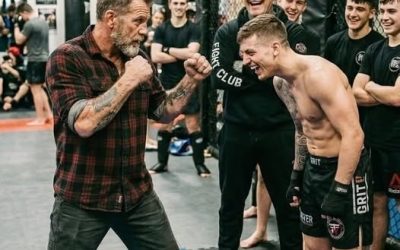 Pasé 15 años entrenando a infantes de marina en combate cuerpo a cuerpo, y mi regla era simple: nunca levantes las manos contra un civil. Pero
