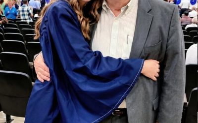 Mis compañeros se burlaron de mi abuelo por ser conserje; luego mi mayor matón subió al escenario y reveló un secreto que dejó a todos llorando