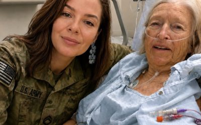 Después de diez años, regresé para ver a mi madre enferma. Todos en el hospital decían que ya no reconocía a nadie. Pero en cuanto la enfermera salió, mamá abrió los ojos y susurró: «Están intentando silenciarme»…