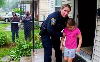 Una niña asustada llamó al 911 y susurró: “Papá dice que es AMOR… PERO ES AMOR”. 4 días después, la VERDAD OCULTA dejó todo el vecindario EN LÁGRIMAS
