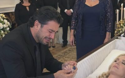 Besé la frente fría de mi esposa dentro de su ataúd… y cuando abrí su mano apretada, encontré un botón azul marino arrancado con fuerza. Lo reconocí de inmediato. Pertenecía a la chaqueta de mi hermano Rodrigo. Mi madre palideció y susurró: