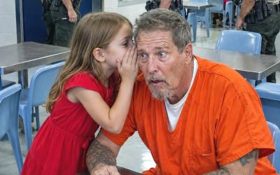 Minutos antes de que Gavin Cole fuera atado a la mesa de ejecución, su hija de ocho años se inclinó y susurró una frase que dejó a todos los guardias paralizados, porque menos de 24 horas después, las palabras de esa niña detendrían la ejecución, reabrirían un caso archivado y obligarían a todo el estado a afrontar la verdad que casi había intentado ocultar matando a un hombre inocente.
