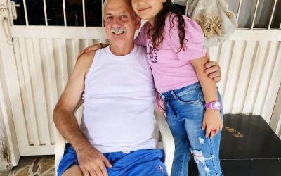 Mi hija siempre me rogaba quedarse con el abuelo, pero después de escuchar una frase que ella repitió, decidí regresar a escondidas…