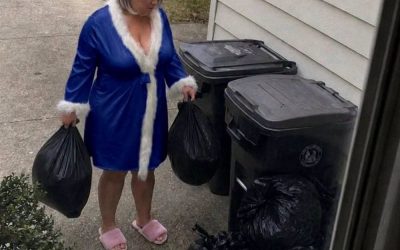 Mi vecina tiró su basura en secreto junto a mi casa para evitar pagar las multas, pero nunca esperó lo que sucedió después.
