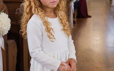 Mi suegra le cambió el vestido de damita de honor a mi hija de 6 años y le puso un chándal en mi boda, diciendo: “Sus manchas arruinan las fotos”. Esa misma noche, le di una lección que jamás olvidaría.