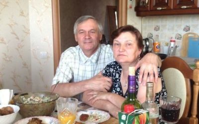 Ver más muerta Embalajes muerte Durante más de 30 años, mi marido me obligó a beber cada noche de la misma botella sin etiqueta. Creí que me odiaba tanto que intentaba matarme lentamente… Pero seis días después de su muerte, un médico cerró la puerta con llave…