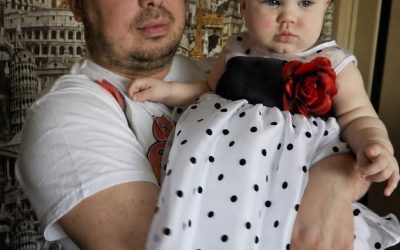 Mi esposo insistía en bañar él mismo a nuestra pequeña hija todas las noches—Cuando una noche lo seguí en secreto, las rodillas me fallaron