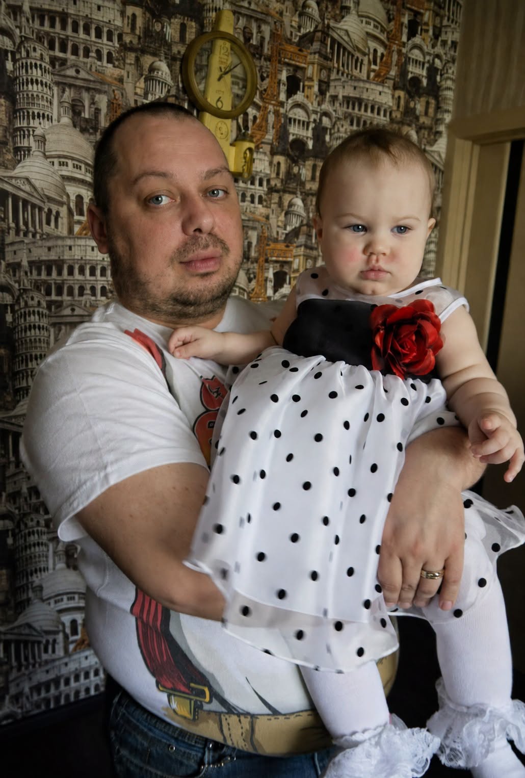 Mi esposo insistía en bañar él mismo a nuestra pequeña hija todas las noches—Cuando una noche lo seguí en secreto, las rodillas me fallaron