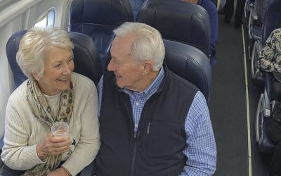 En Navidad, mi nuera me dijo: «Celebraremos la Navidad en casa de mi madre. Puedes quedarte en casa». No discutí. Simplemente reservé un vuelo. Cuando publiqué las fotos, mi teléfono no paró de sonar. ¿Quién era el hombre sentado al lado…?