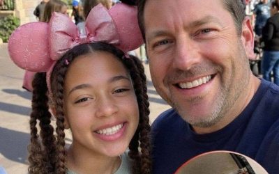 Nuestra hija adolescente desapareció durante un viaje a Disney con mi esposo. Un año después, la seguridad del aeropuerto encontró algo cosido dentro de su vieja maleta que me hizo gritar.
