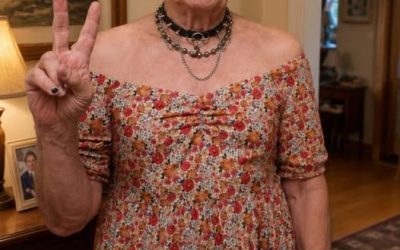 Mi madre pensó que el abuelo había perdido la cabeza cuando lo encontró usando el vestido de mi abuela fallecida — pero cuando le suplicó que se lo quitara, él comenzó a llorar y reveló el secreto sobre la abuela que nuestra familia nunca debía conocer…
