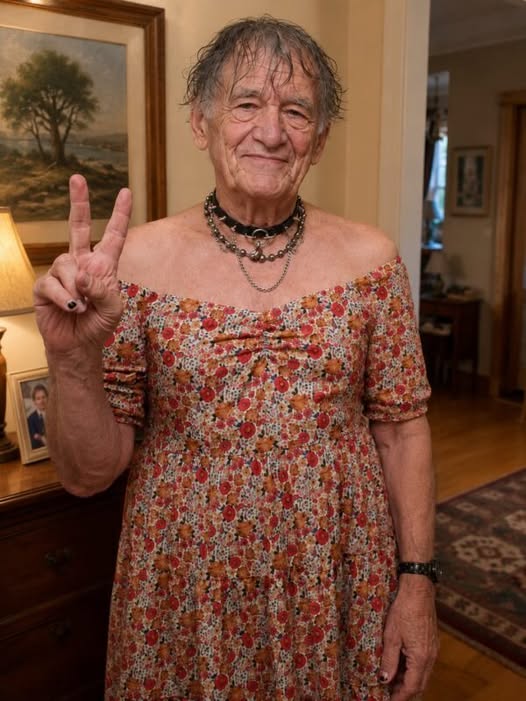Mi madre pensó que el abuelo había perdido la cabeza cuando lo encontró usando el vestido de mi abuela fallecida — pero cuando le suplicó que se lo quitara, él comenzó a llorar y reveló el secreto sobre la abuela que nuestra familia nunca debía conocer…