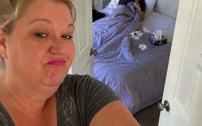 Mi suegra publicó una foto mía enferma en la cama para avergonzarme por «dormir hasta el mediodía». Días después, mi marido me despertó antes del amanecer y me dijo: «Cariño, es hora de que mamá aprenda una lección».