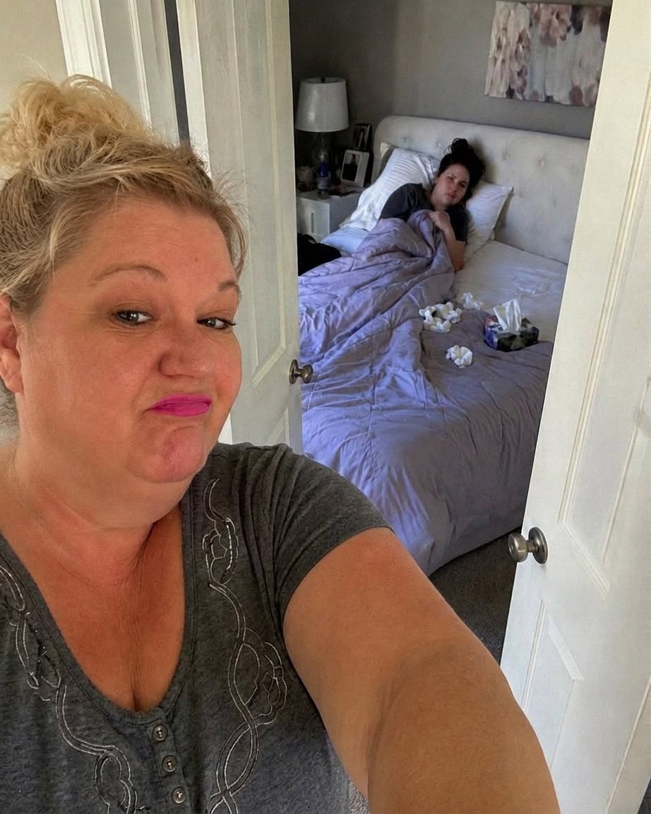 Mi suegra publicó una foto mía enferma en la cama para avergonzarme por «dormir hasta el mediodía». Días después, mi marido me despertó antes del amanecer y me dijo: «Cariño, es hora de que mamá aprenda una lección».