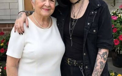 Una chica gótica comenzó a visitar a mi madre de 73 años todos los sábados. Después del funeral de mi madre, la chica me entregó una llave y dijo: «Tu madre me dijo que te diera esto solo después de que muriera».