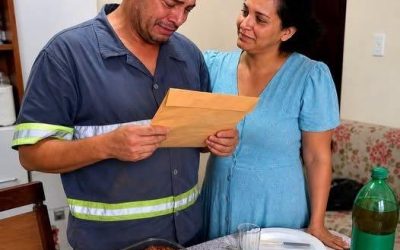 La esposa le daba solo 20 pesos y él la creía tacaña: el envelope oculto durante cinco años reveló la verdad