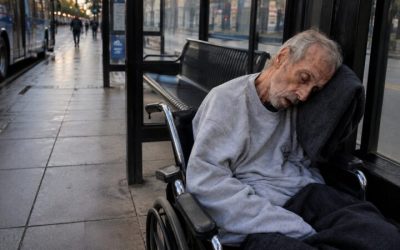 Un anciano con demencia fue encontrado solo en una estación de autobuses, sin identificación y sin memoria — ocho meses después, la policía descubrió su nombre… y supo por qué su propia familia lo había abandonado
